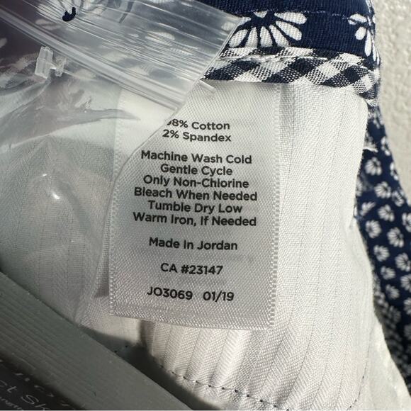 Talbots NWT Women’s Perfect Skimmers Slim Fit Crop Capri Pant in Navy Floral 8 - Picture 7 of 10